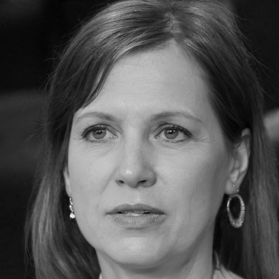 Elara Johansdottir explaining decentralized application architecture